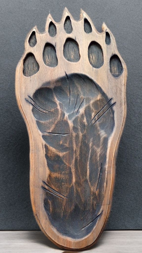 Panoplie din lemn sculptată manual – Urmă de urs